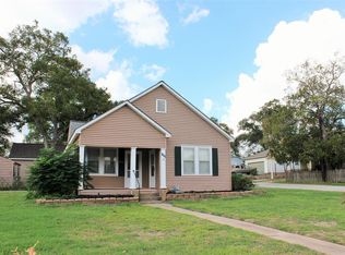 142 N Holland St, Bellville, TX 77418