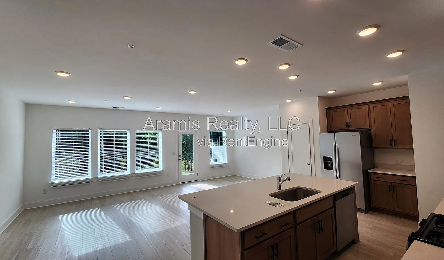 3 bed, 2.5 bath, 1919 sqft, $1,995 — Photo 3