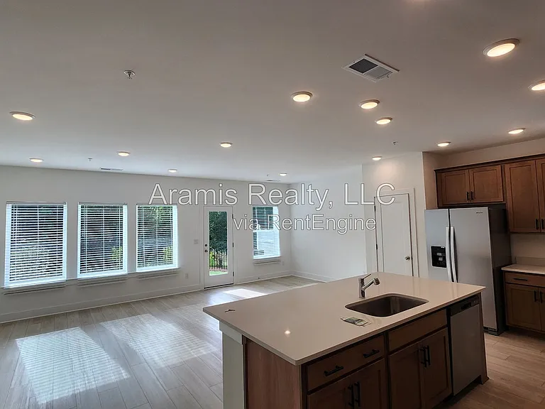 450 Laurelwood Ln #1 — Photo 3