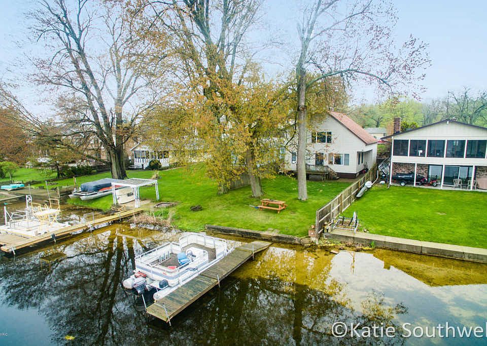 1st image of 743 Kornoelje Dr NE