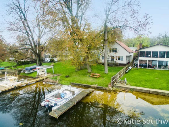 743 Kornoelje Dr NE, Comstock Park, MI 49321