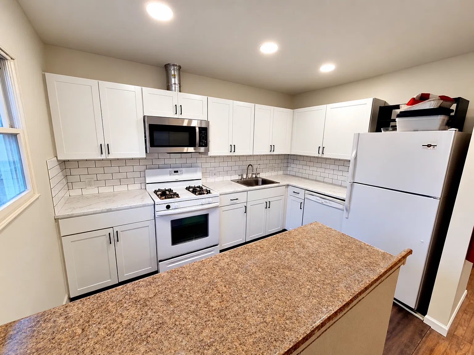 6 bed, 1610 sqft, $3,900 — Photo 2