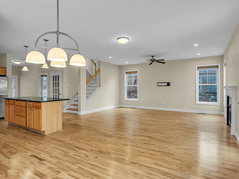 366 Colchester Ave — Photo 28