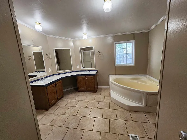 922 Ashwood St — Photo 32