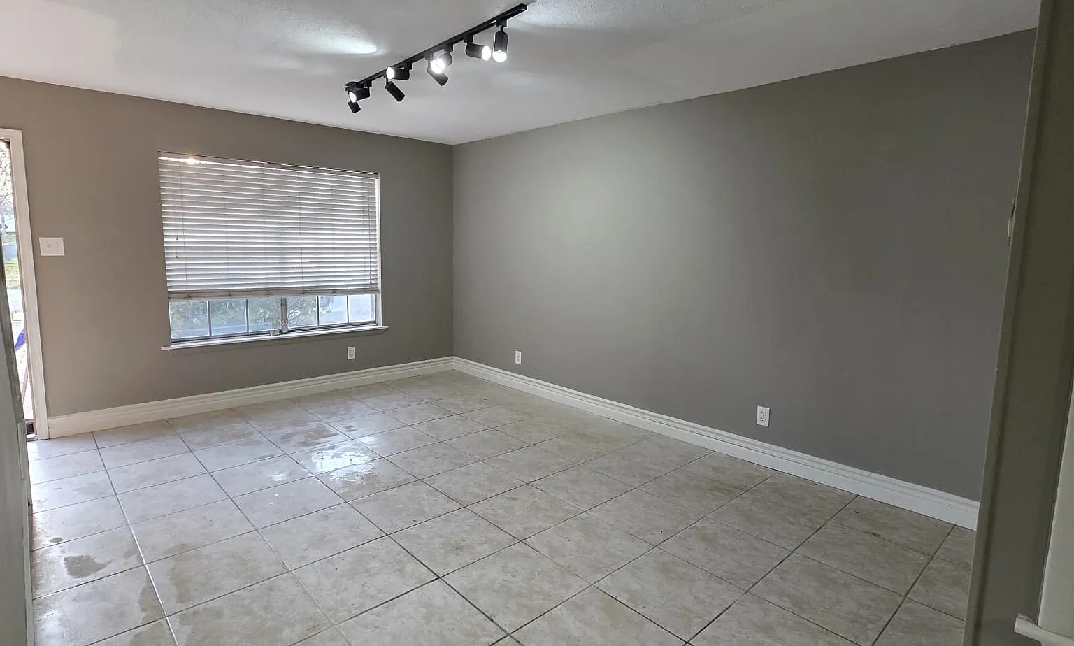 2 bed, 1.5 bath, 906 sqft, $1,200 — Photo 3