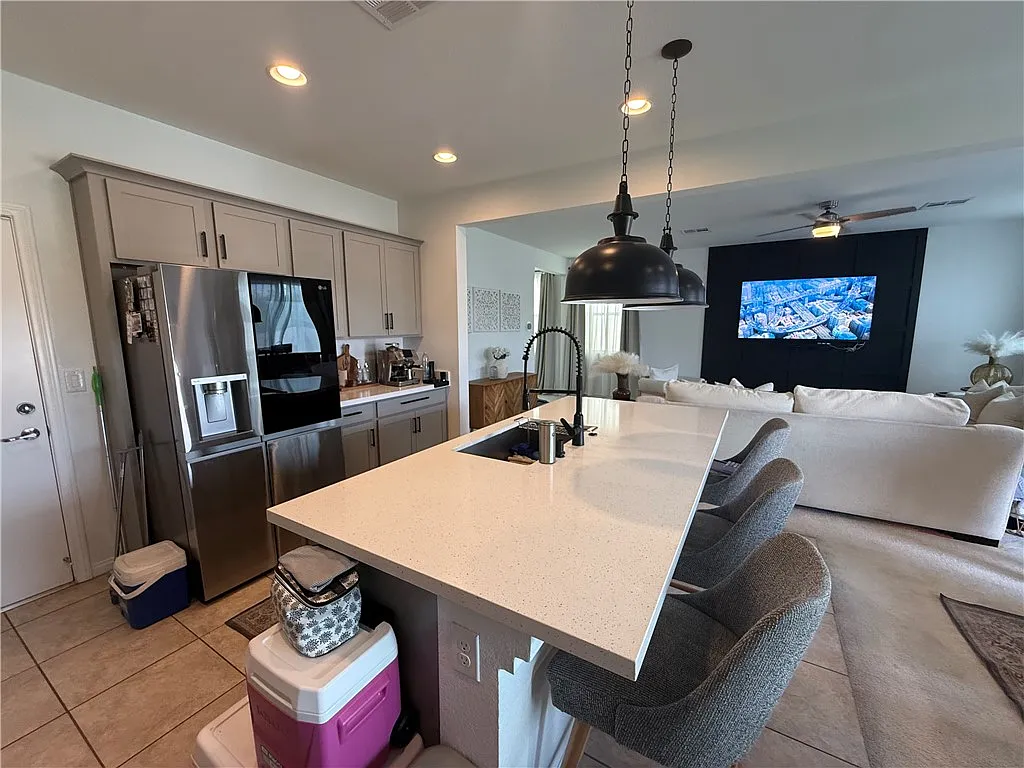 3 bed, 2.5 bath, 2051 sqft, $2,400 — Photo 3