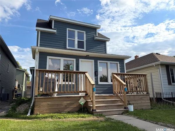 203 8th Street W, Saskatoon, SK S7M 0B7