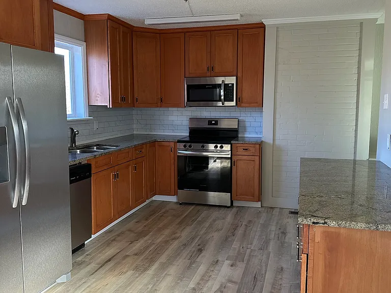 1080 Grace Ave — Photo 5