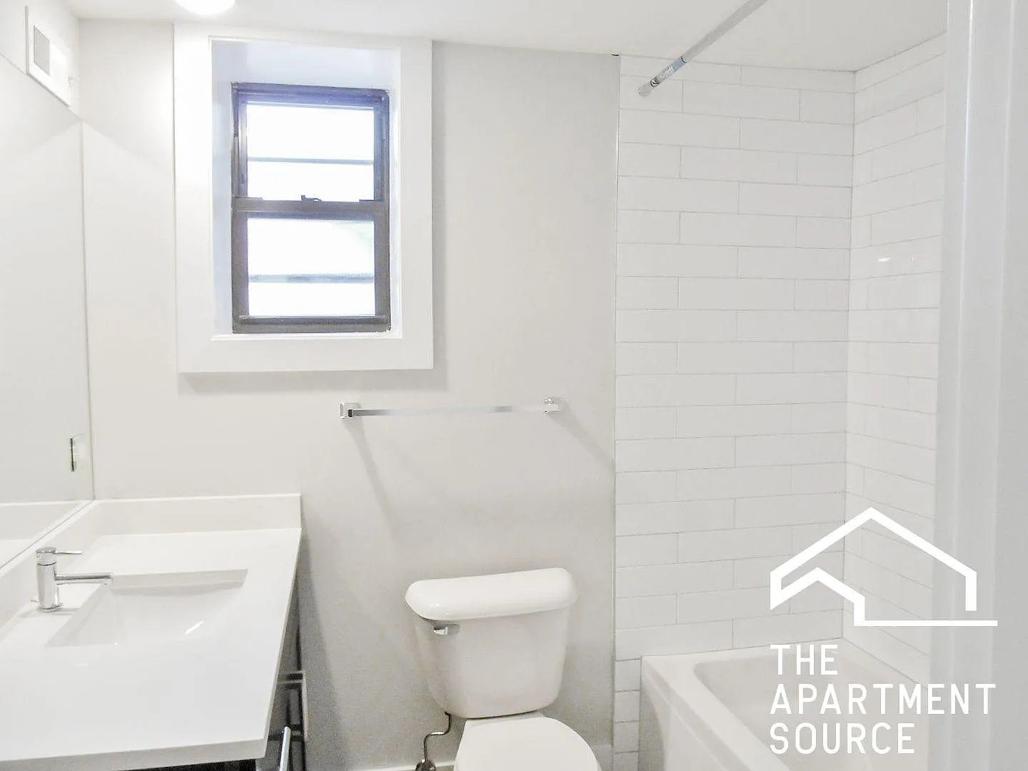 Roscoe Village Duplex 3 Bed 2 Bath — Photo 4