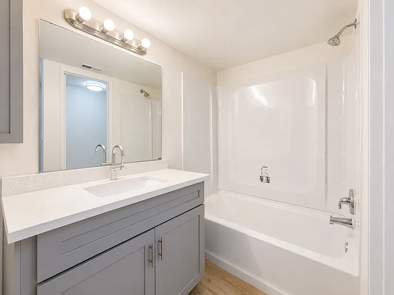 8582-8598 Tamarind Ave — Photo 7