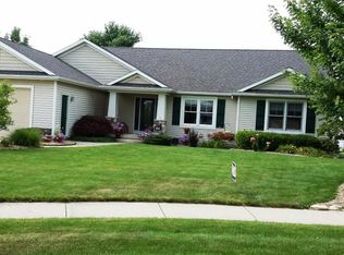 923 Fairwood Ct, Jenison, MI 49428