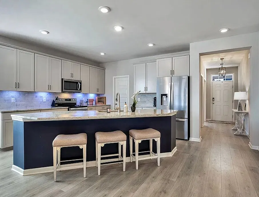 Beautiful 3 Bedroom in Hermitage with Modern Finishes, Office & Large Bonus Room with Fenced Yard — Photo 3