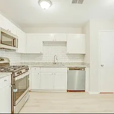 632 Northeast Juanita Court — Photo 4