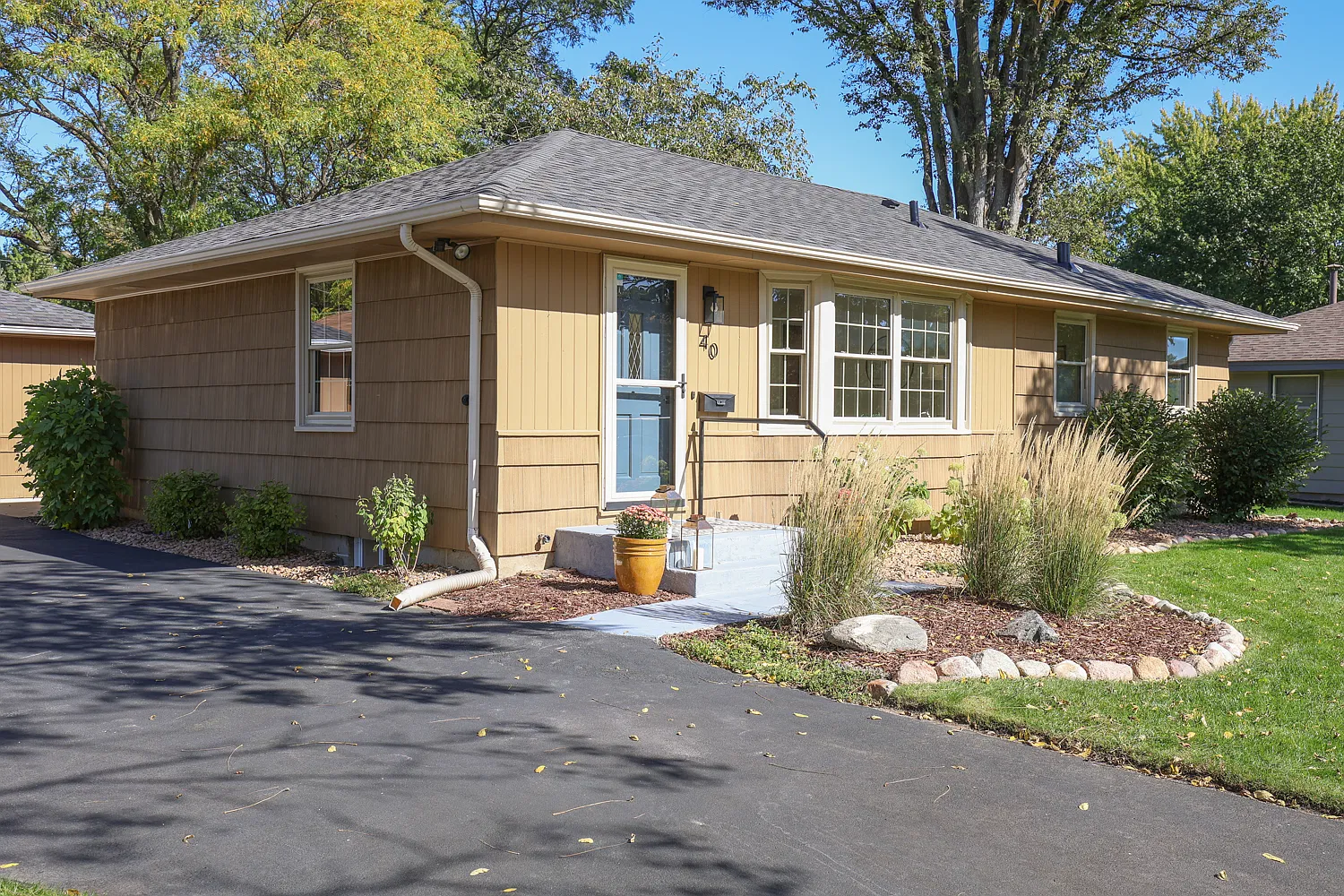 4 bed, 2156 sqft, $2,600 — Photo 2