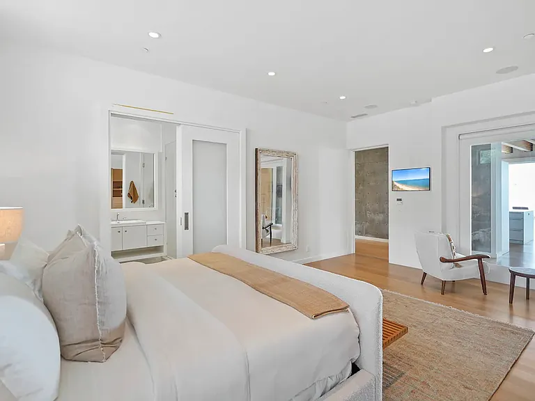 Experience an ambiance of refined elegance with exquisite decor and luxurious furnishings.