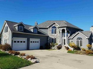 400 Woodland Ponds Dr, Flushing, MI