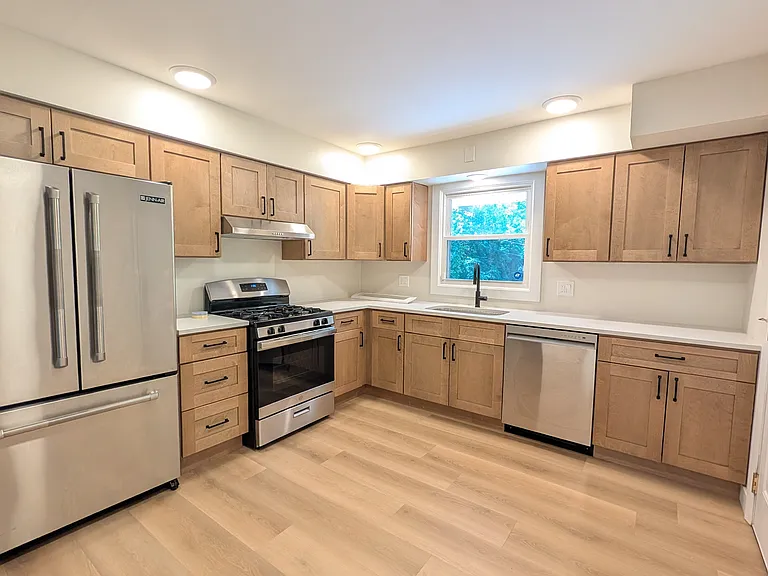 218 Flintridge Dr — Photo 2