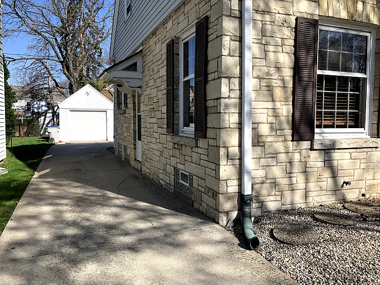 N Hartung Ave — Photo 14