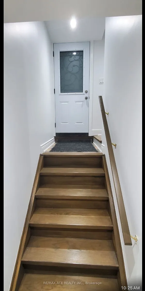 Building Photo - 48 Lloydminster Ave #BASEMENT
