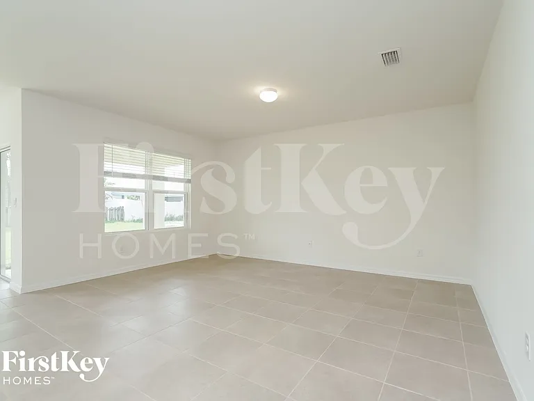 1622 SW 27th St — Photo 3