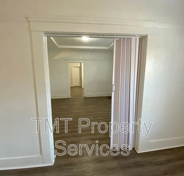 202-208 W Oak St #208 W OAK STREET — Photo 9