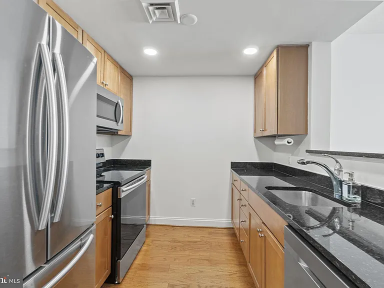 1020 N Highland St #221 — Photo 4
