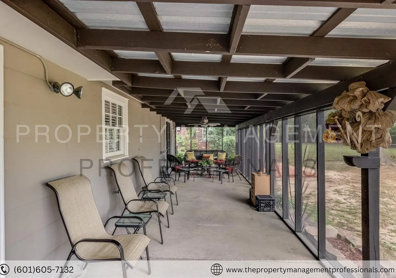 Spacious 4 bedroom home with a great backyard — Photo 3