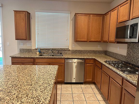 4th image of 644 W Huntington Ave