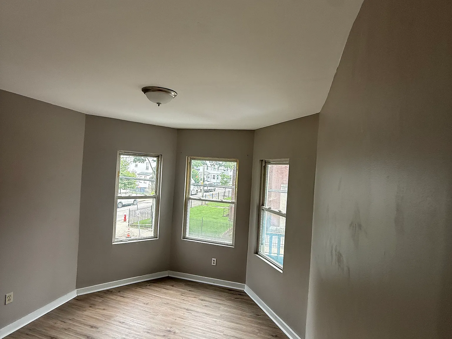 3 bed, 925 sqft, $1,900 — Photo 3