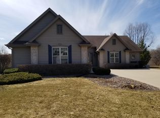 8909 S Redwing Dr, Franklin, WI 53132