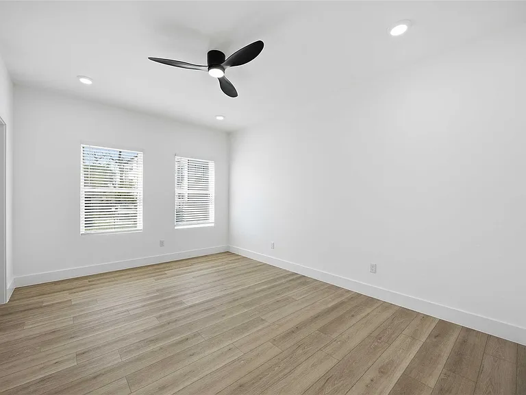801 E 32nd 1/2 St #A — Photo 27