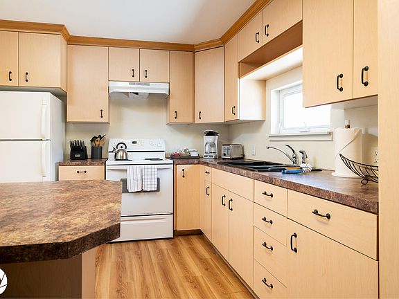 Oversized kitchen with lots of extra cabinet space