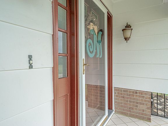 2nd image of 104 Ivy Ln