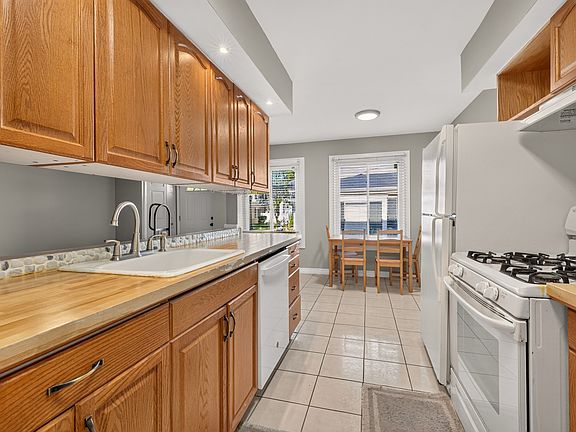3rd image of 1034 Cove Dr #147B