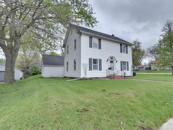 1021 N 8th St, Estherville, IA 51334