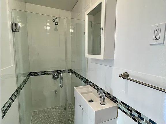 4th image of 402 E 115th St APT 3