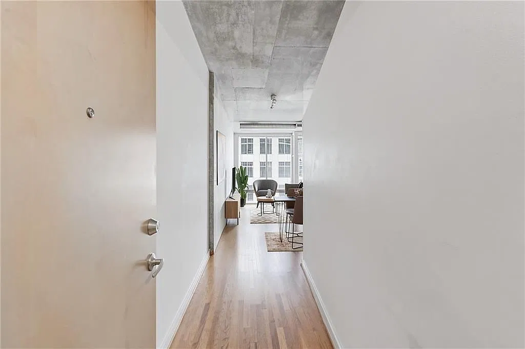 1 bed, 1.0 bath, 696 sqft, $1,900 — Photo 2