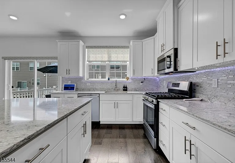6 Martin Pl — Photo 16