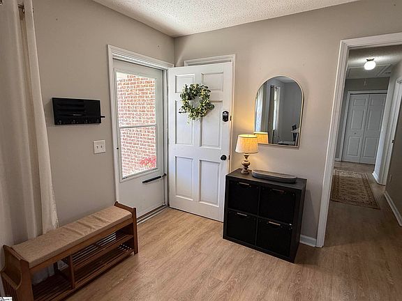 4th image of 102 W Maple St