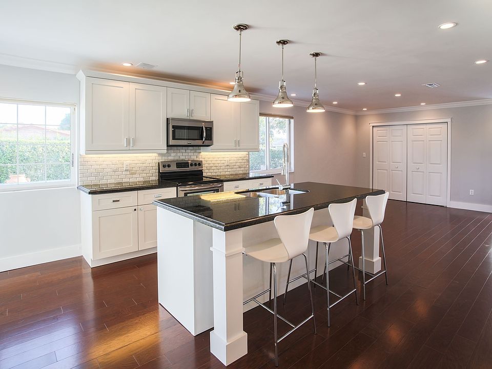 Brand new kitchen w/island