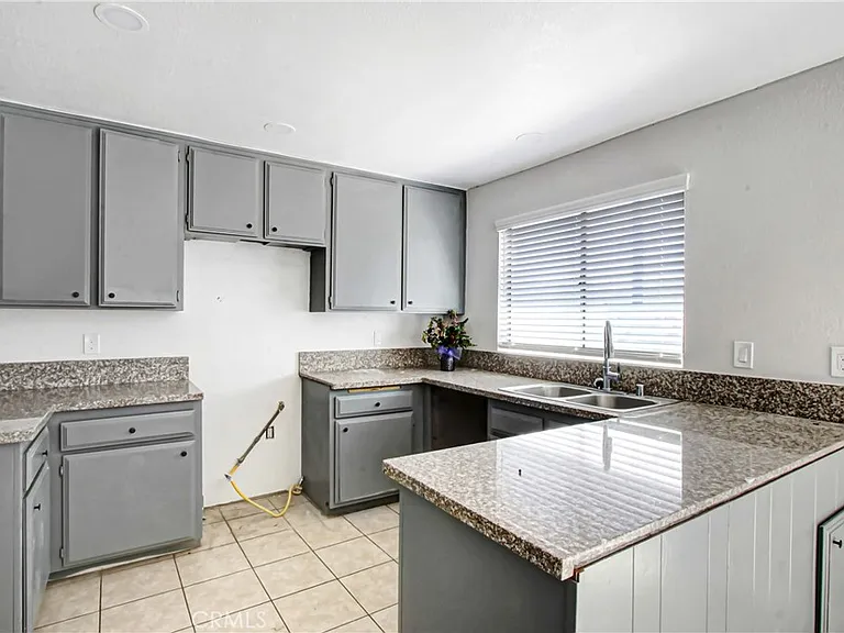 1142 W King St — Photo 5