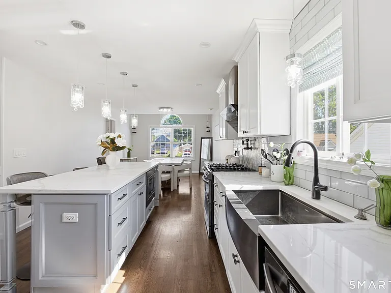 305 Sylvan St — Photo 8