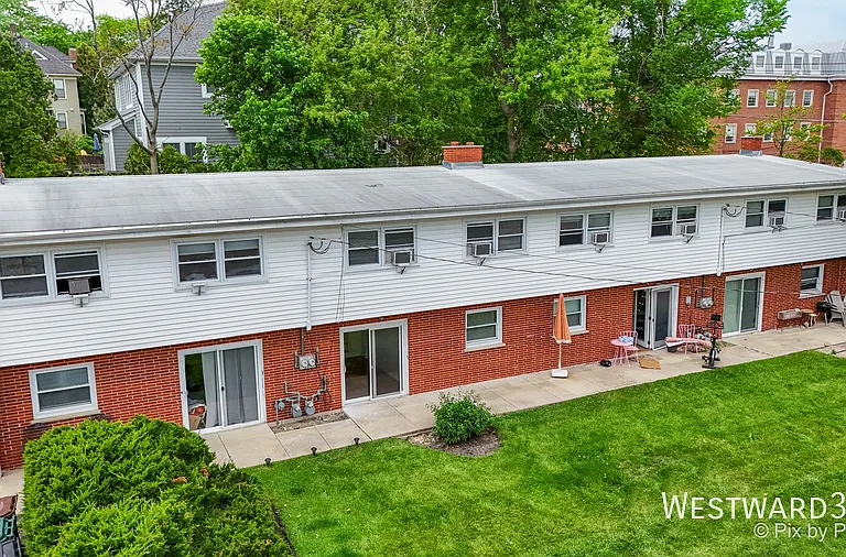 325 E Lake St — Photo 5