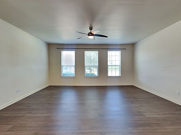 3rd image of 821 Jamie Dr
