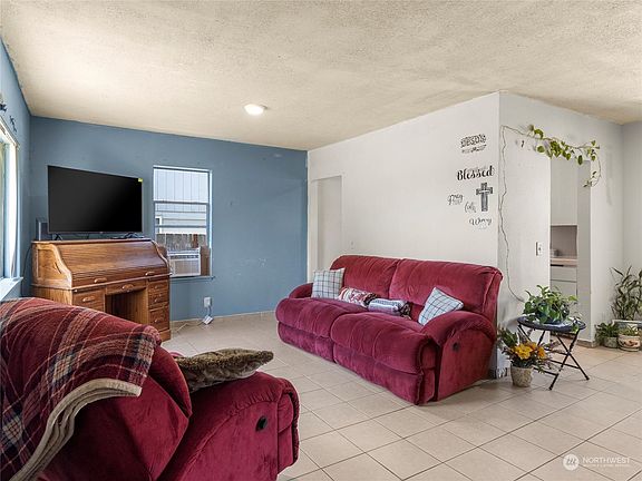 4th image of 831 E 52nd Street