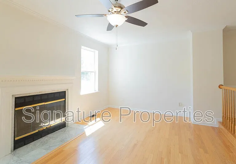 405 Lakeview Ct — Photo 15