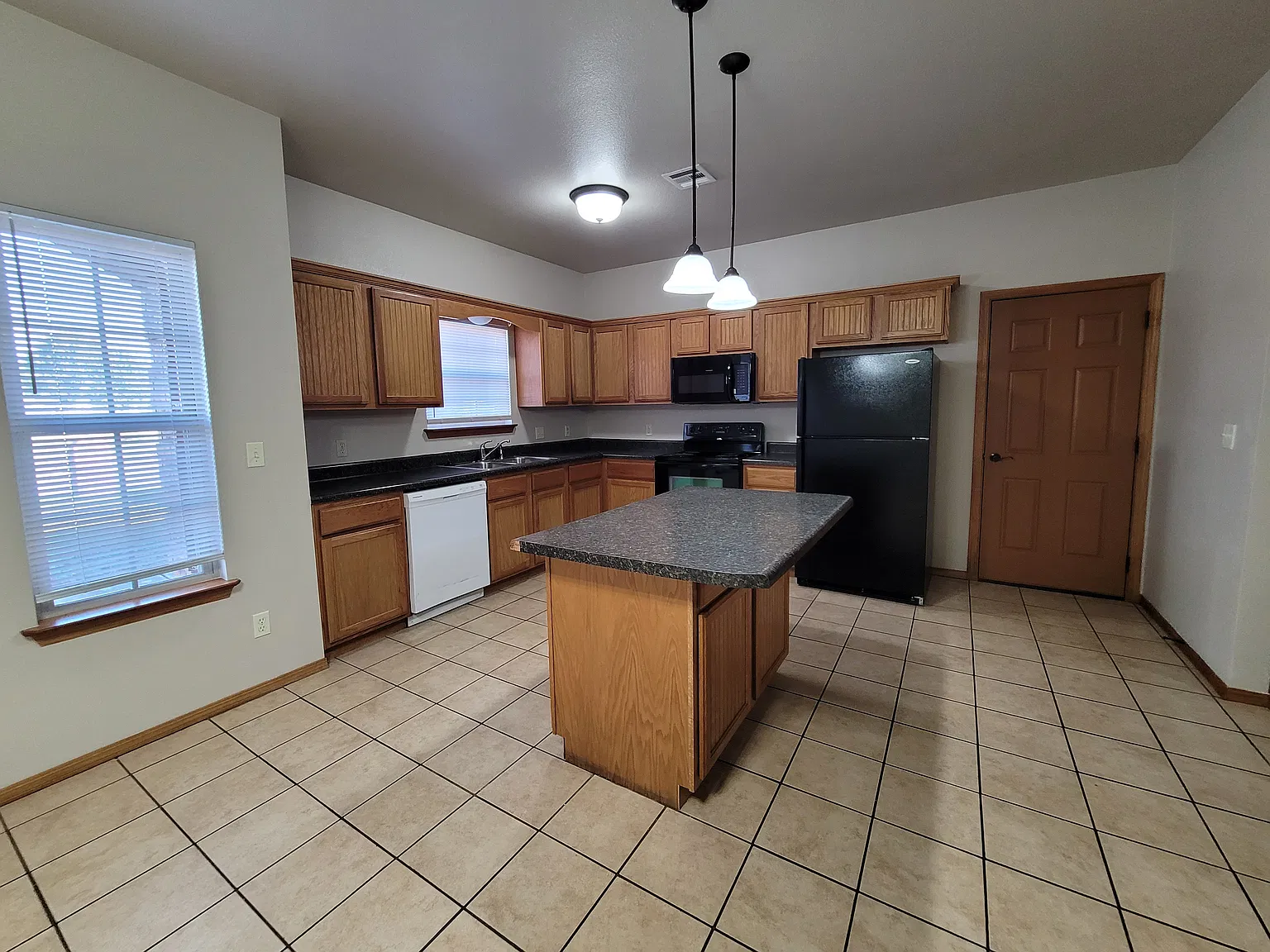 3 bed, 1500 sqft, $1,350 — Photo 2