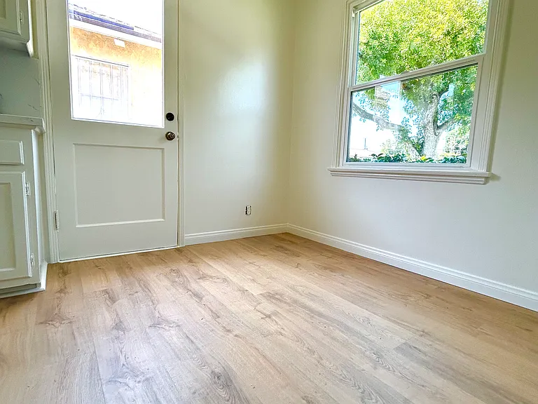 1212 W Victory Blvd — Photo 11