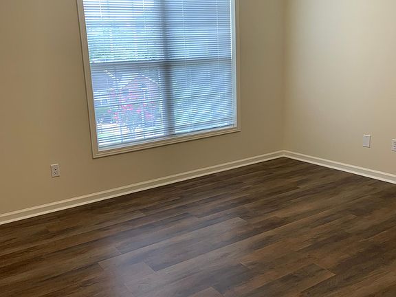3rd image of 216 River Oaks Cir