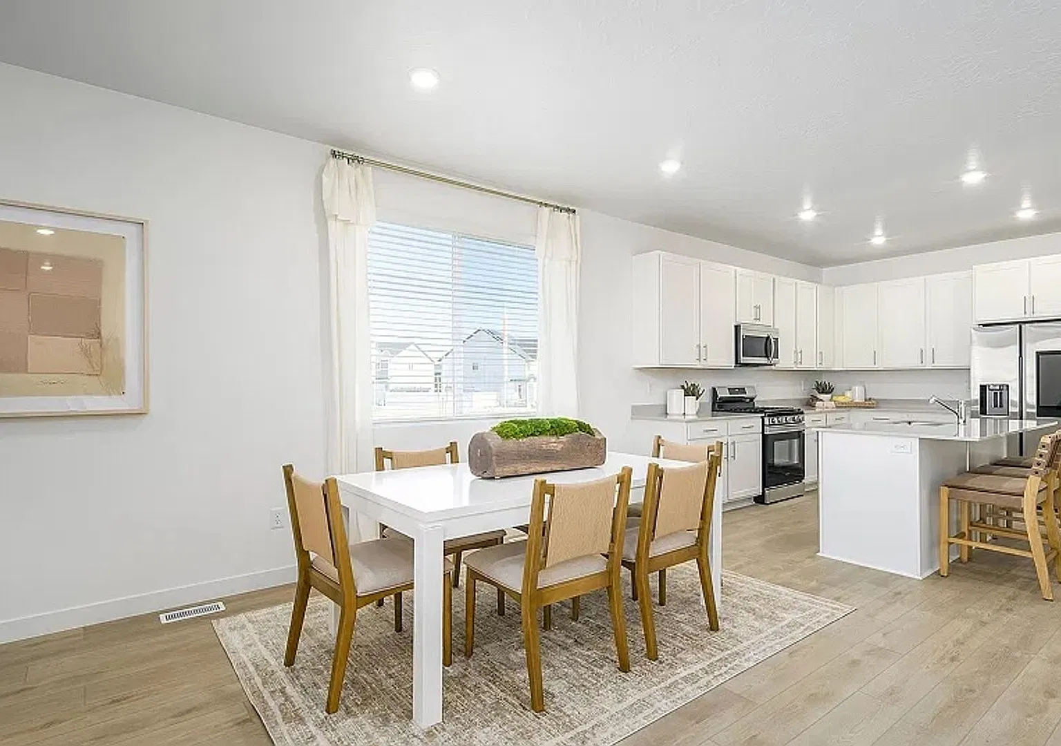 4 Bedrooms, 3.5 bathrooms Saratoga Springs Townhome — Photo 3